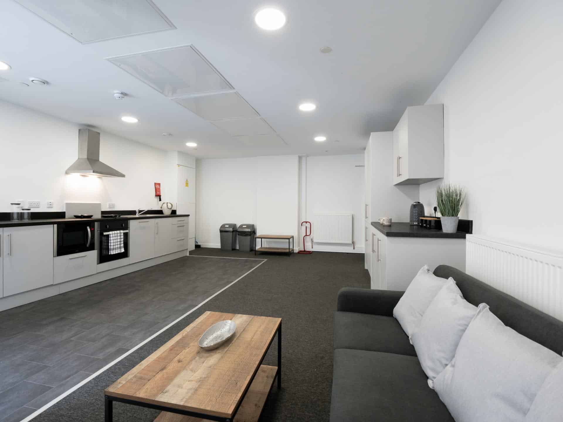 Common Area?w=400&h=260&fit=crop&q=40&auto=format&trim=auto