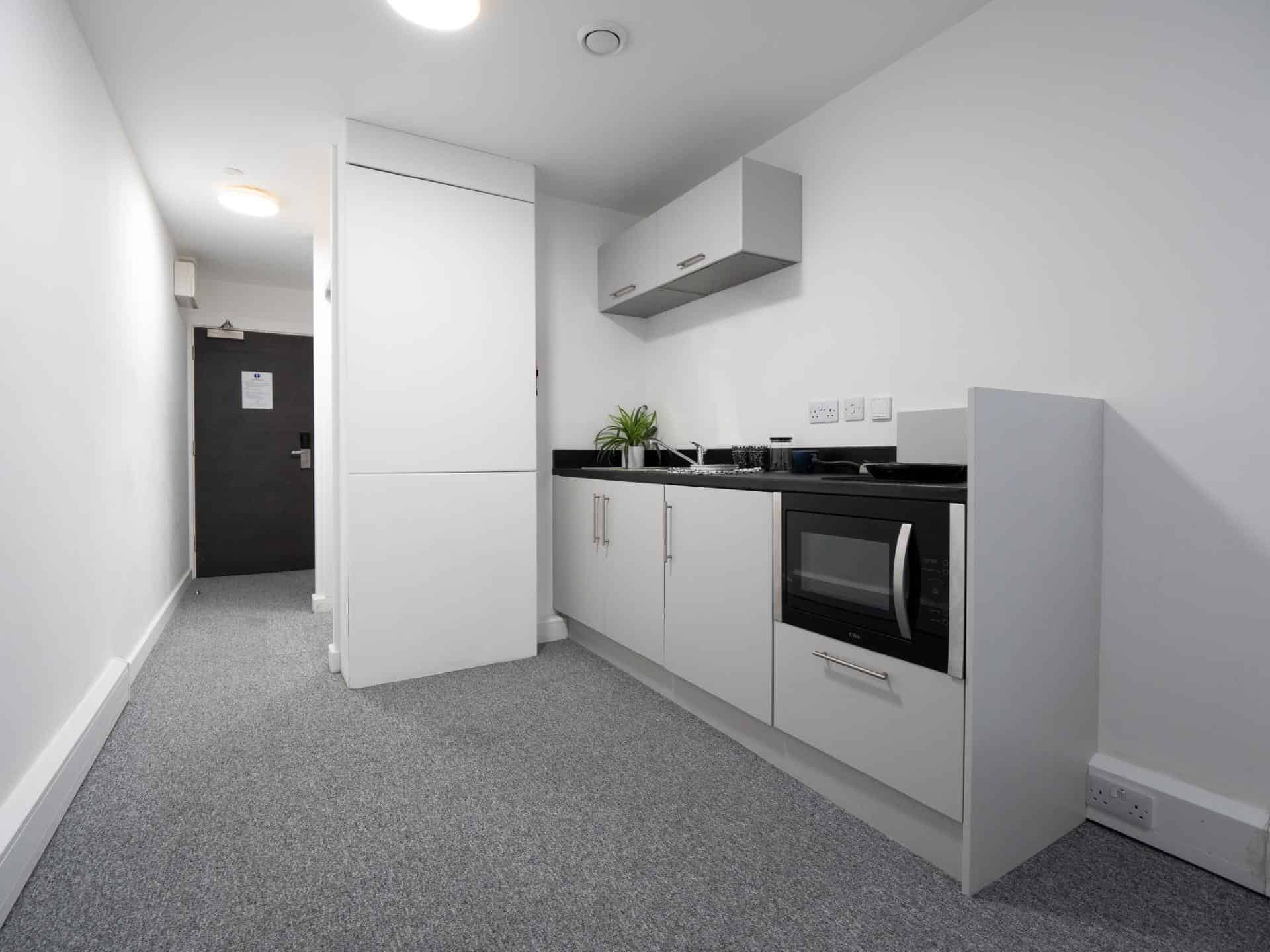 Common Area?w=400&h=260&fit=crop&q=40&auto=format&trim=auto