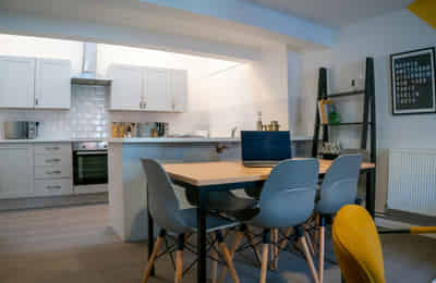 Common Area?w=400&h=260&fit=crop&q=40&auto=format&trim=auto