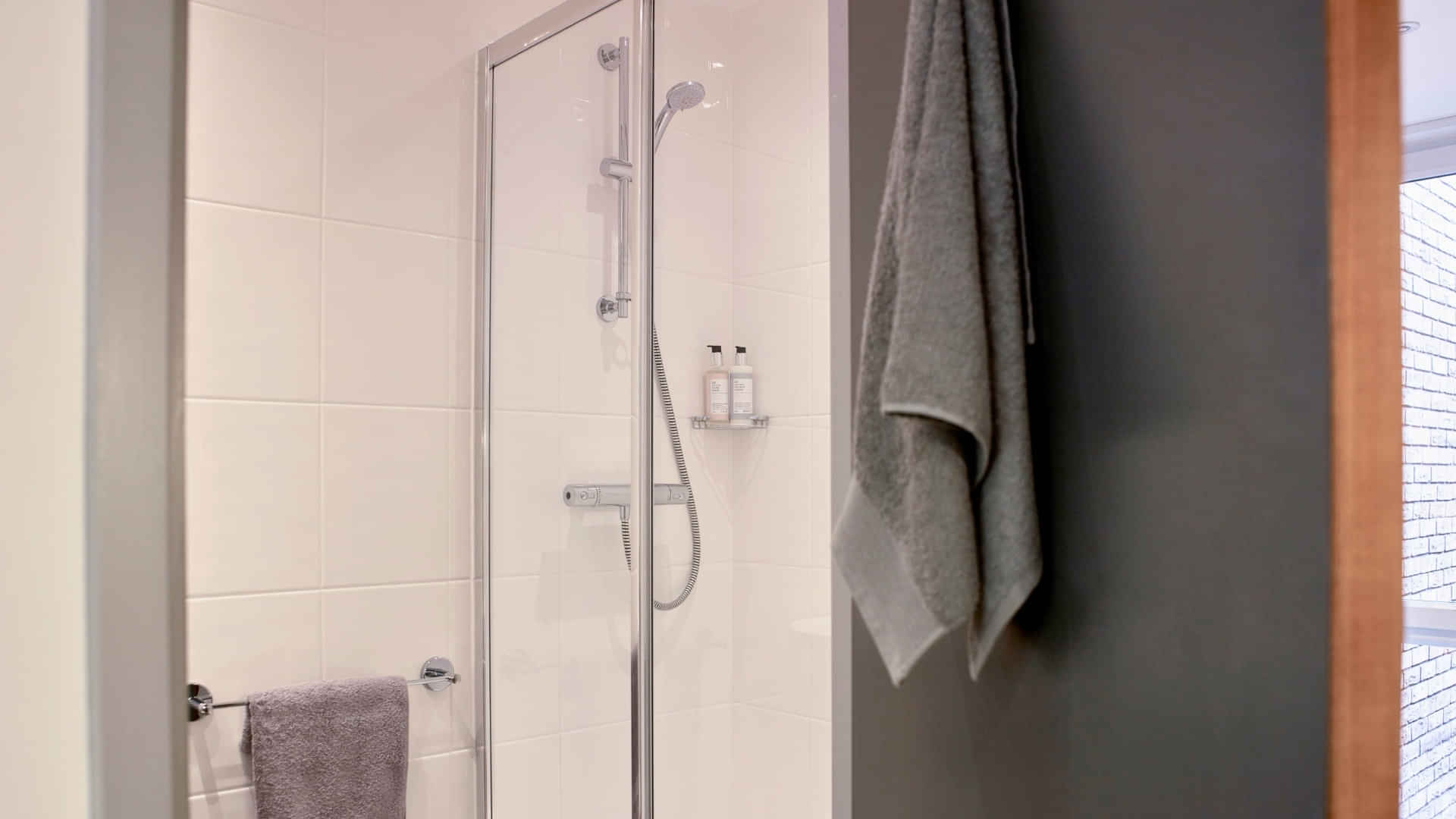 Common Area?w=400&h=260&fit=crop&q=40&auto=format&trim=auto