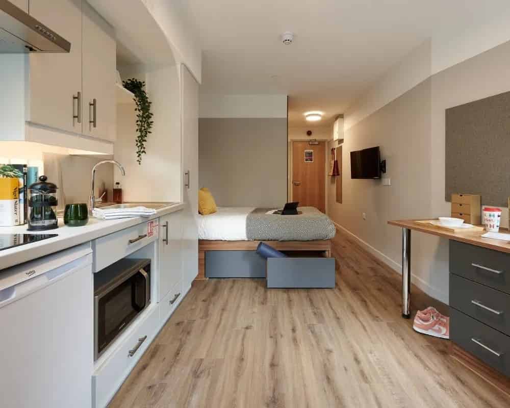 Common Area?w=400&h=260&fit=crop&q=40&auto=format&trim=auto