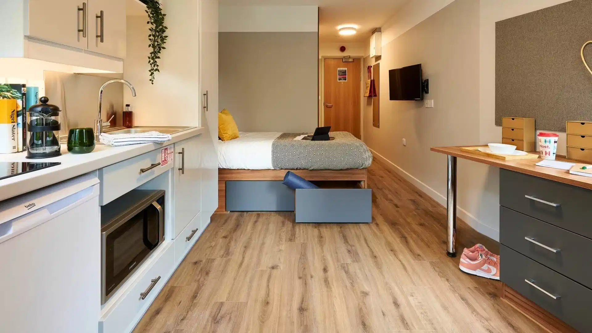 Exterior?w=400&h=260&fit=crop&q=40&auto=format&trim=auto