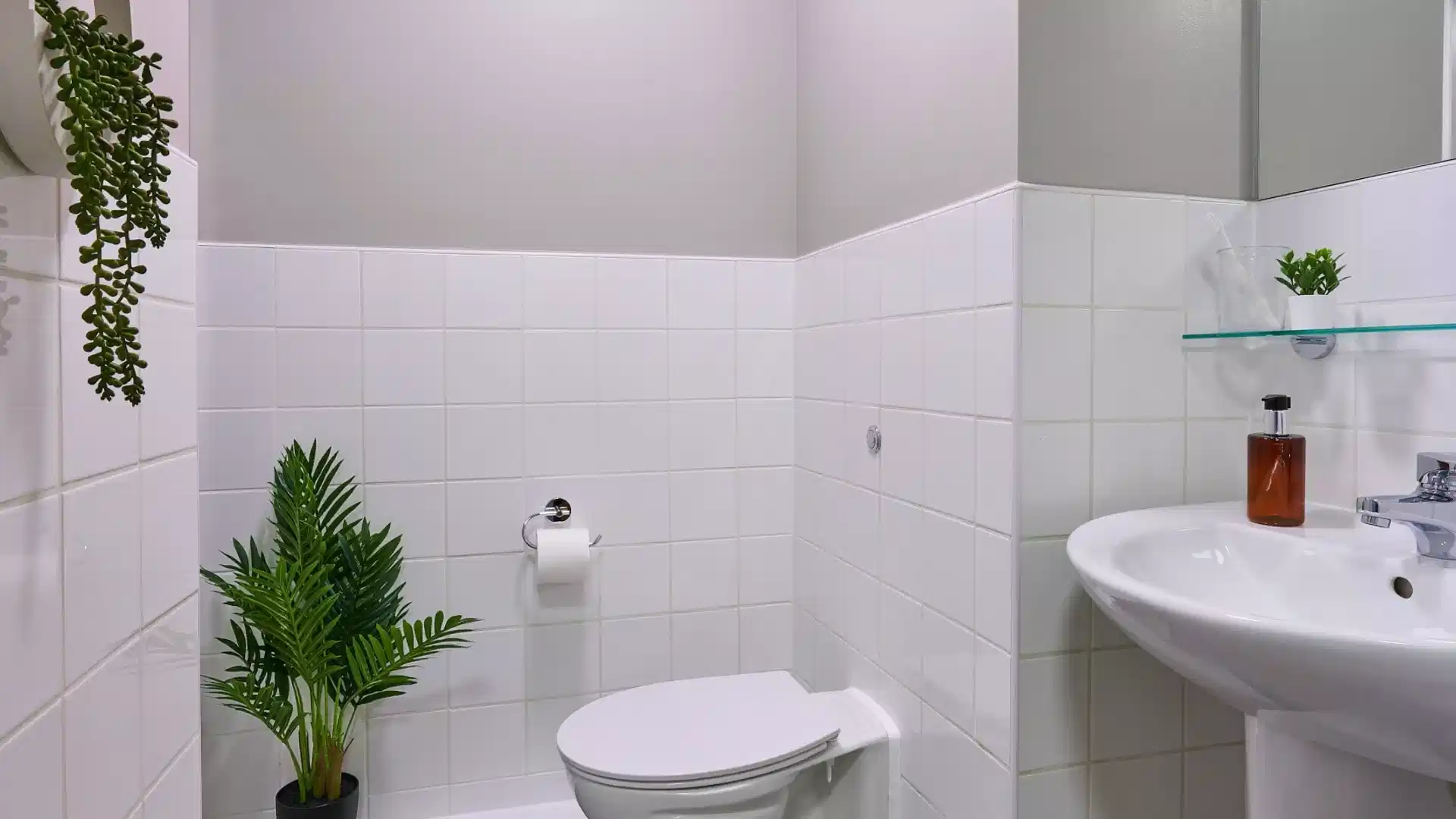 Exterior?w=400&h=260&fit=crop&q=40&auto=format&trim=auto