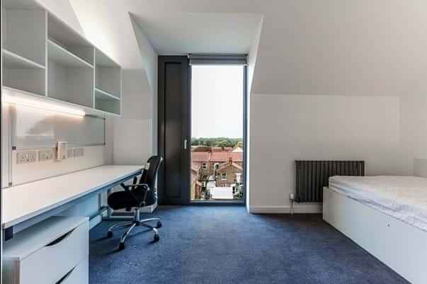 Common Area?w=400&h=260&fit=crop&q=40&auto=format&trim=auto