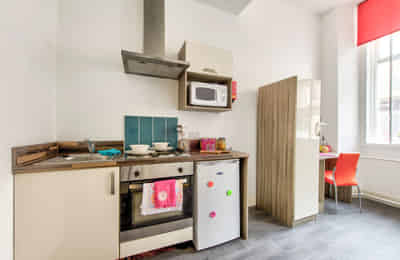 Amenities?w=400&h=260&fit=crop&q=40&auto=format&trim=auto