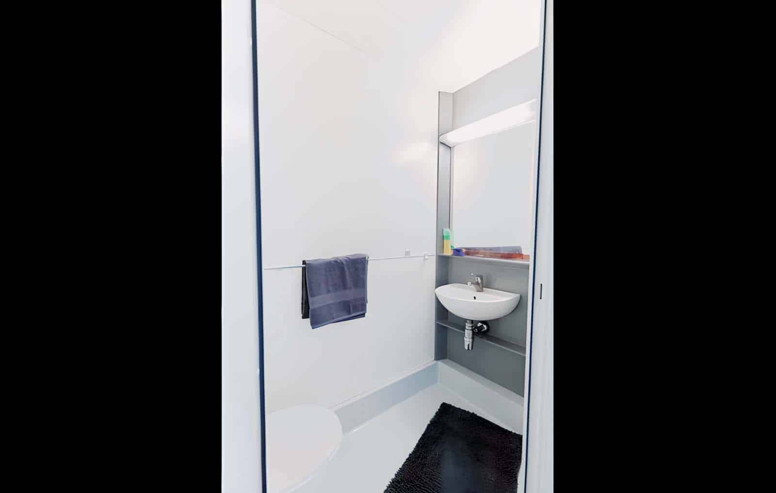 Common Area?w=400&h=260&fit=crop&q=40&auto=format&trim=auto