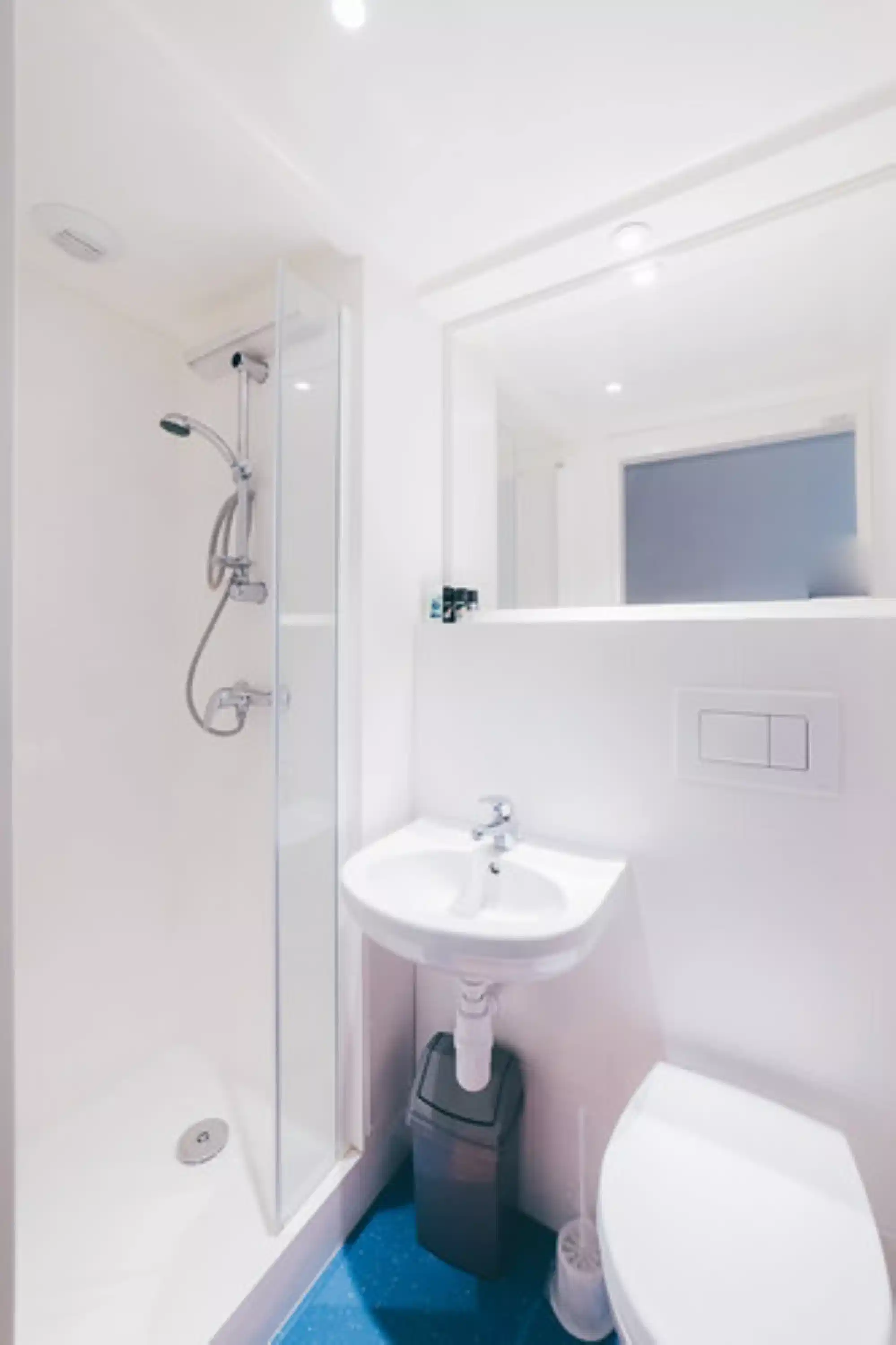 Exterior?w=400&h=260&fit=crop&q=40&auto=format&trim=auto