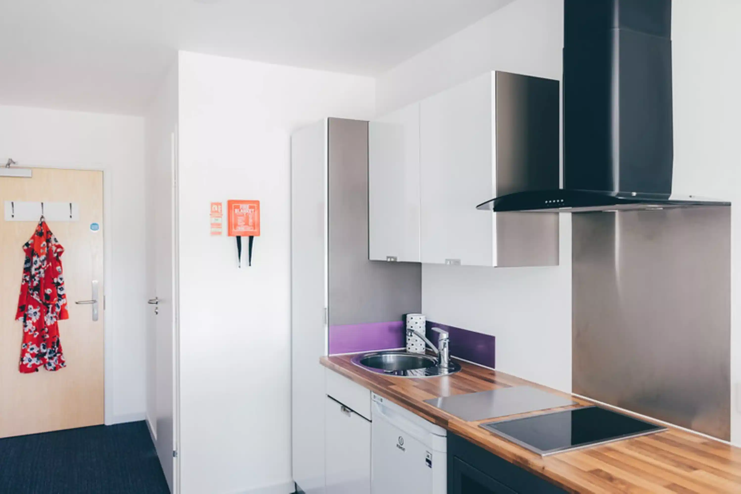 Exterior?w=400&h=260&fit=crop&q=40&auto=format&trim=auto