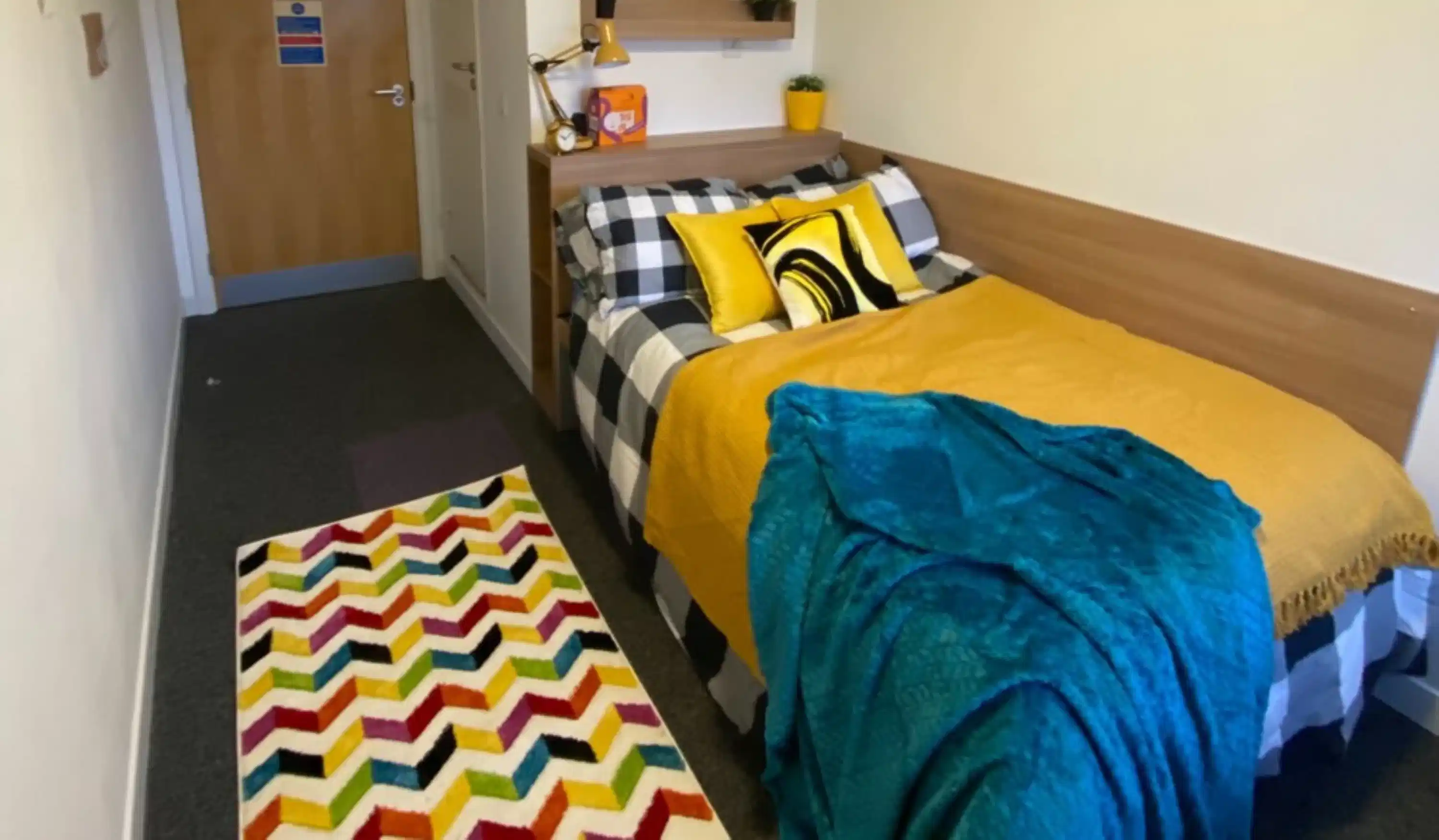 Exterior?w=400&h=260&fit=crop&q=40&auto=format&trim=auto