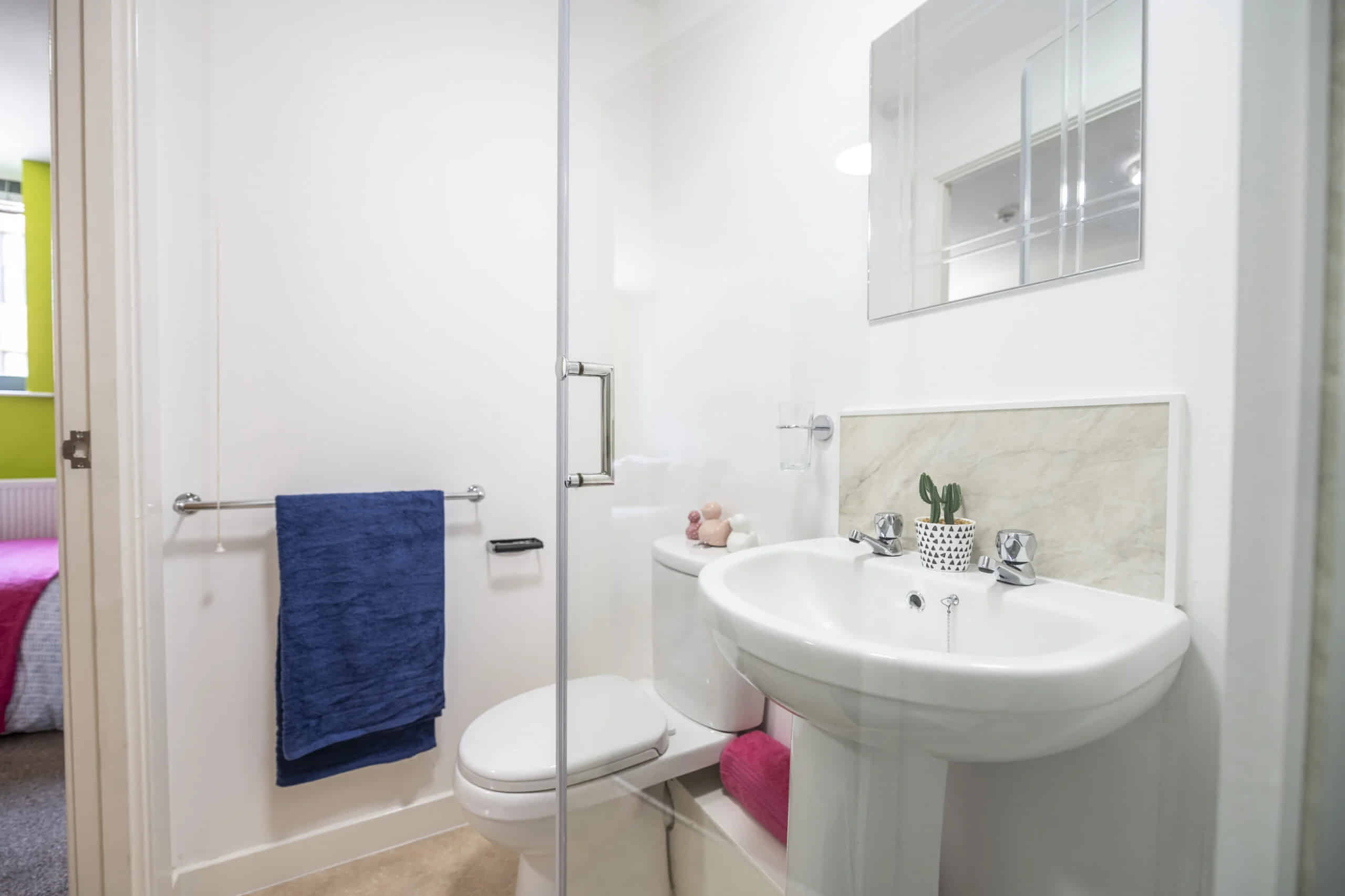 Exterior?w=400&h=260&fit=crop&q=40&auto=format&trim=auto