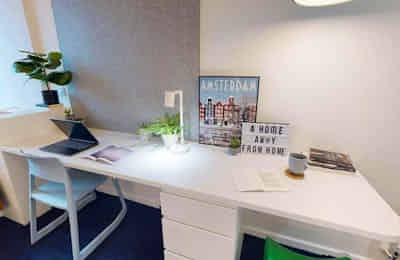 Common Area?w=400&h=260&fit=crop&q=40&auto=format&trim=auto