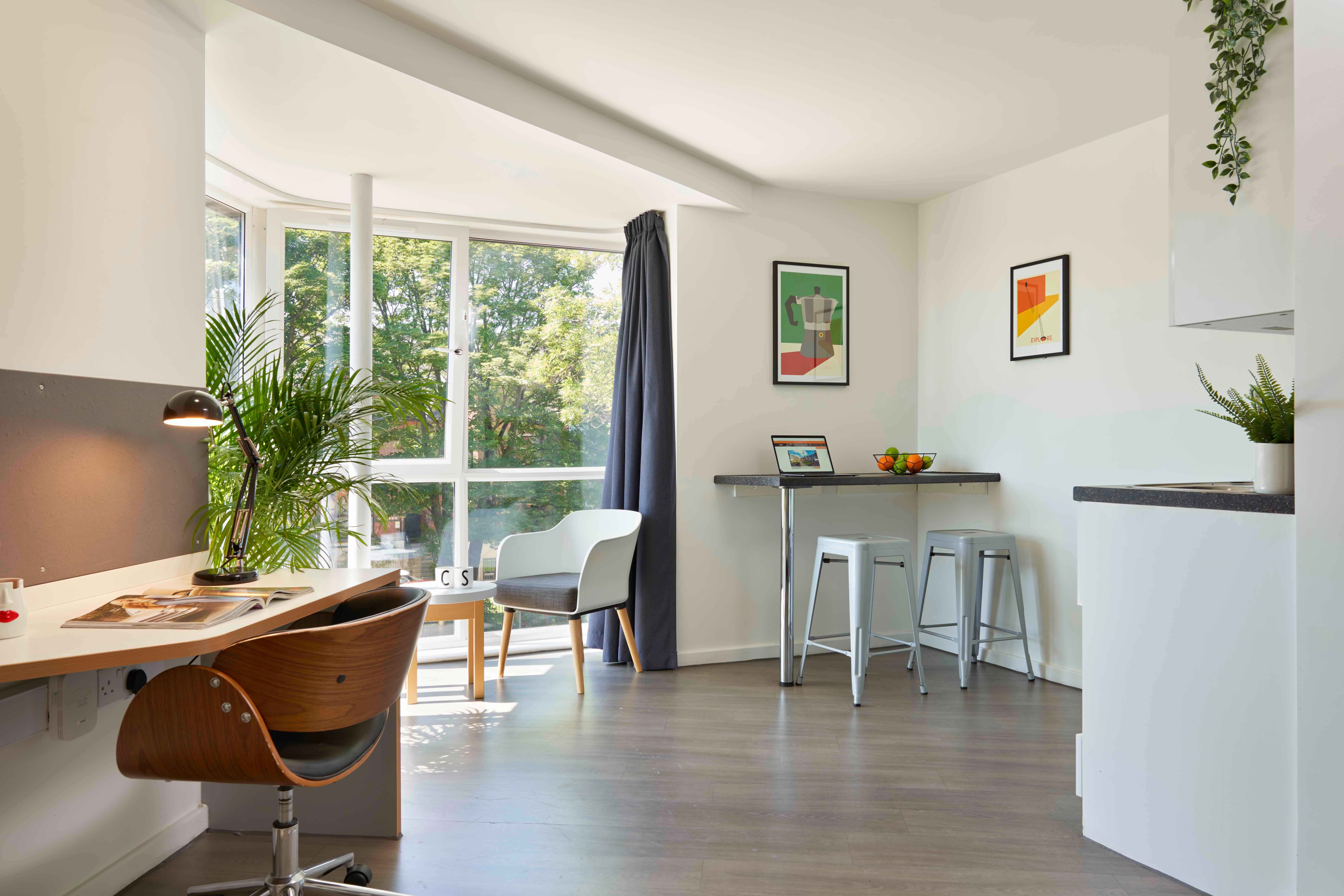 Exterior?w=400&h=260&fit=crop&q=40&auto=format&trim=auto