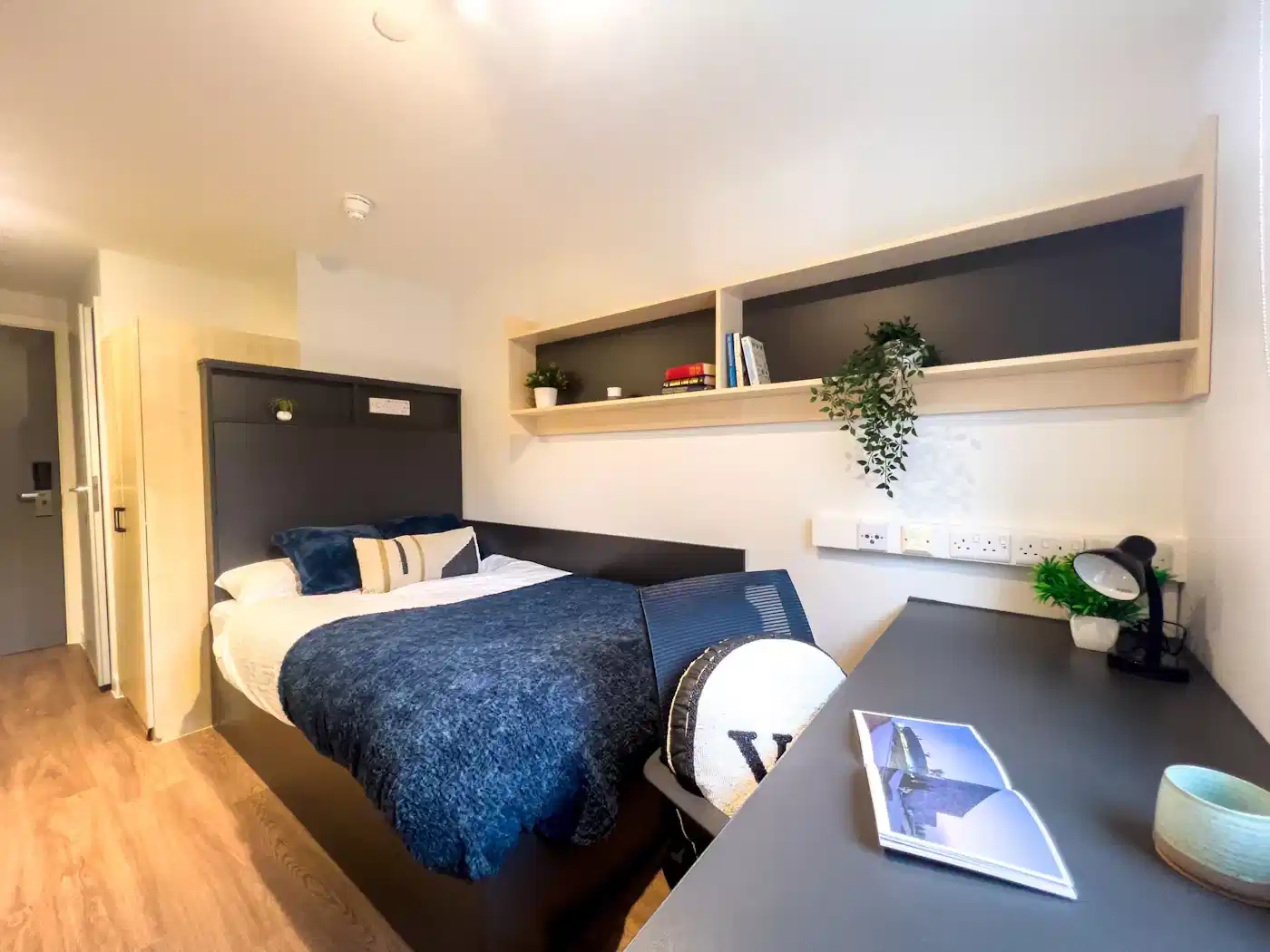 Common Area?w=400&h=260&fit=crop&q=40&auto=format&trim=auto