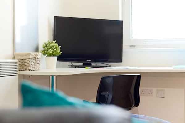 Exterior?w=400&h=260&fit=crop&q=40&auto=format&trim=auto