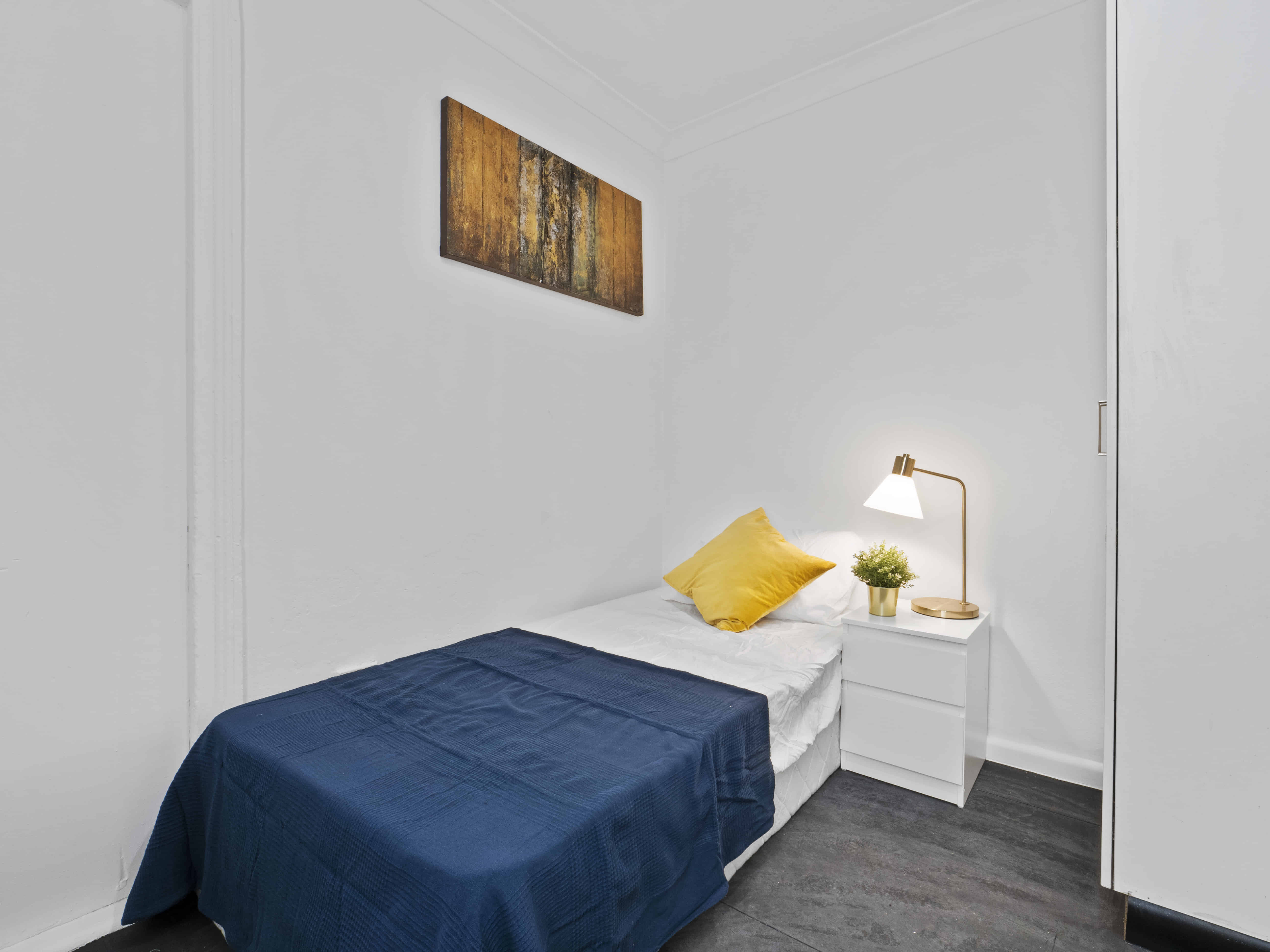 Room in a 8 Bedroom Apartment, 19 Craigend, Darlinghurst, Sydney - Sydney, New South Wales, Australia - Room 3 (Studio) - Bedroom