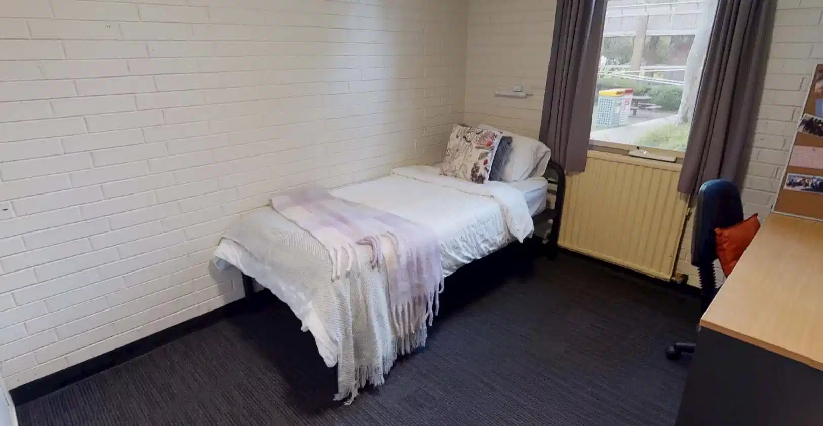 Exterior?w=400&h=260&fit=crop&q=40&auto=format&trim=auto