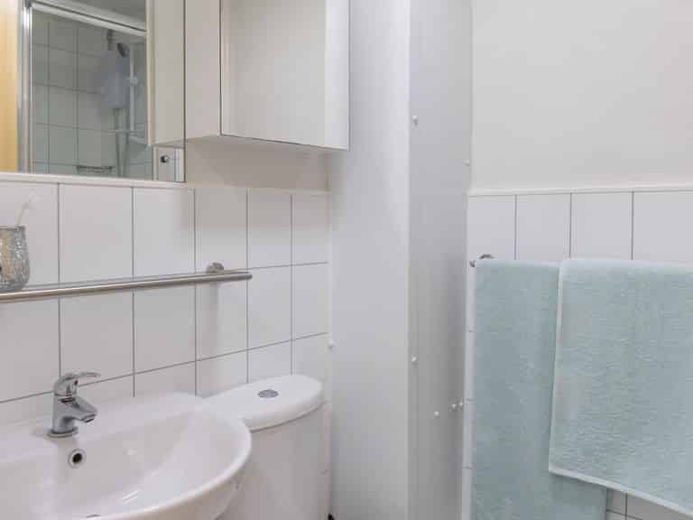 Common Area?w=400&h=260&fit=crop&q=40&auto=format&trim=auto