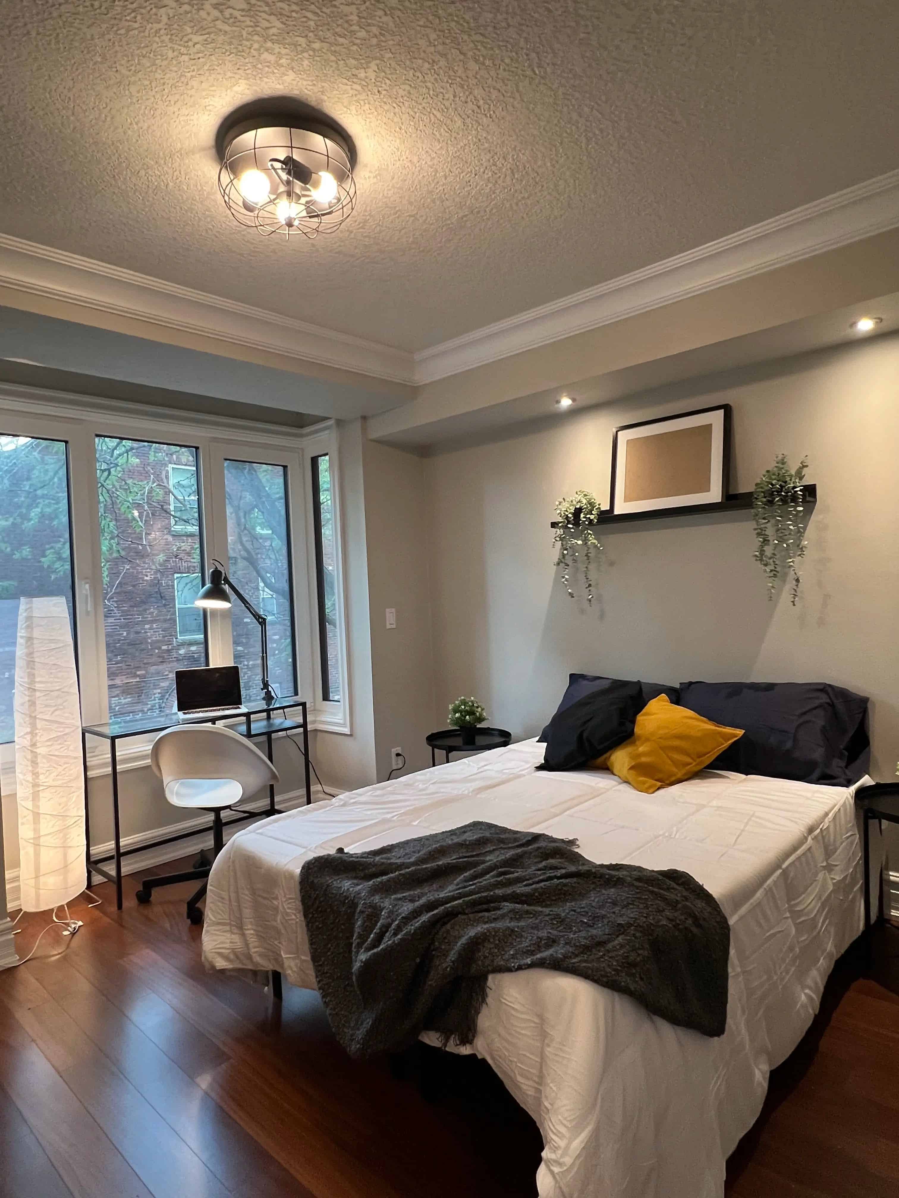 Exterior?w=400&h=260&fit=crop&q=40&auto=format&trim=auto