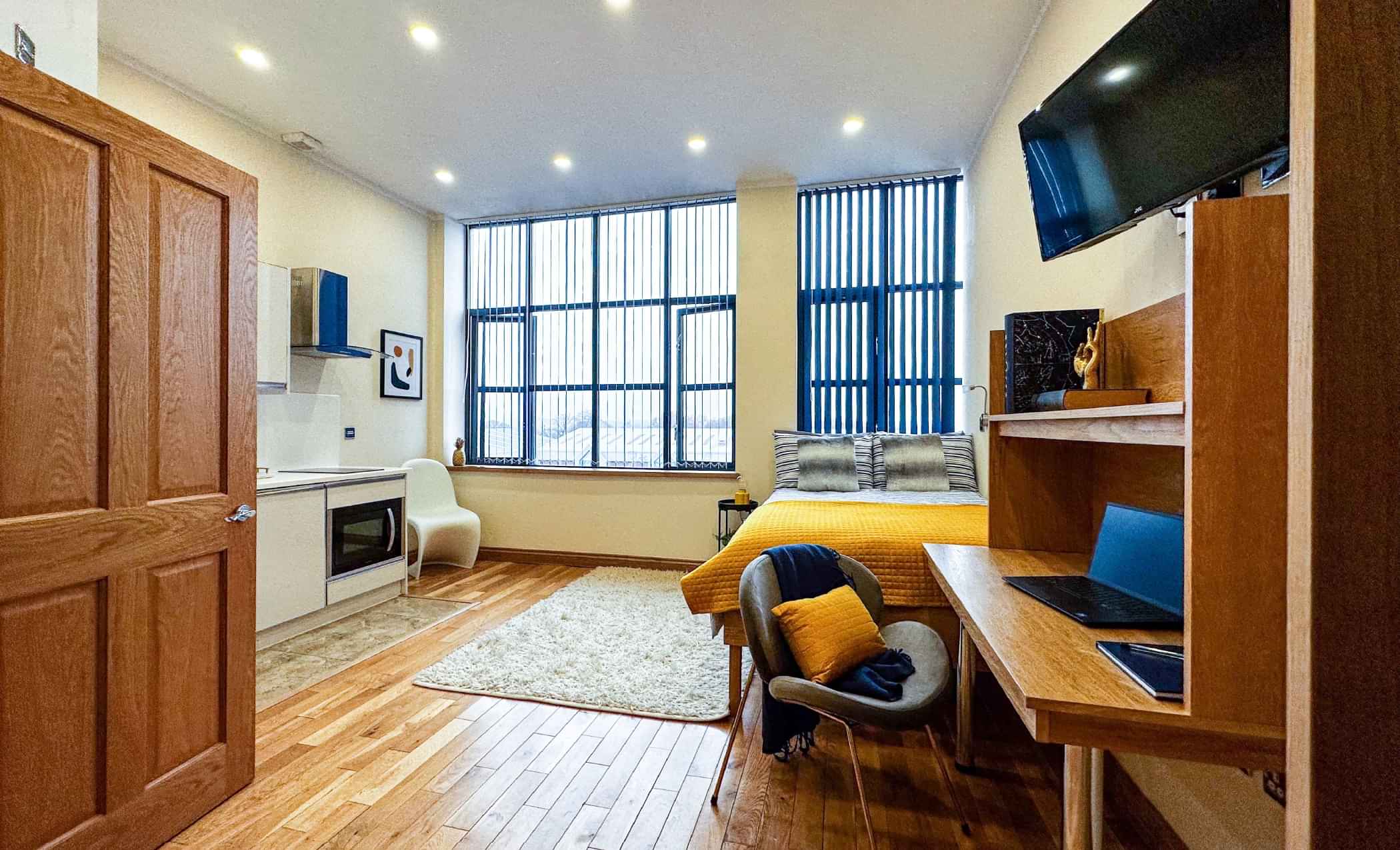 Exterior?w=400&h=260&fit=crop&q=40&auto=format&trim=auto