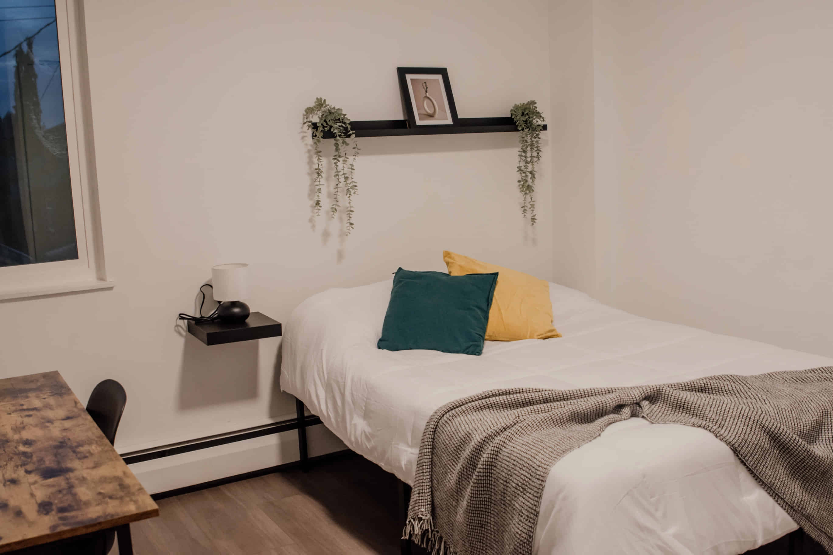 Bedroom?w=400&h=260&fit=crop&q=40&auto=format&trim=auto