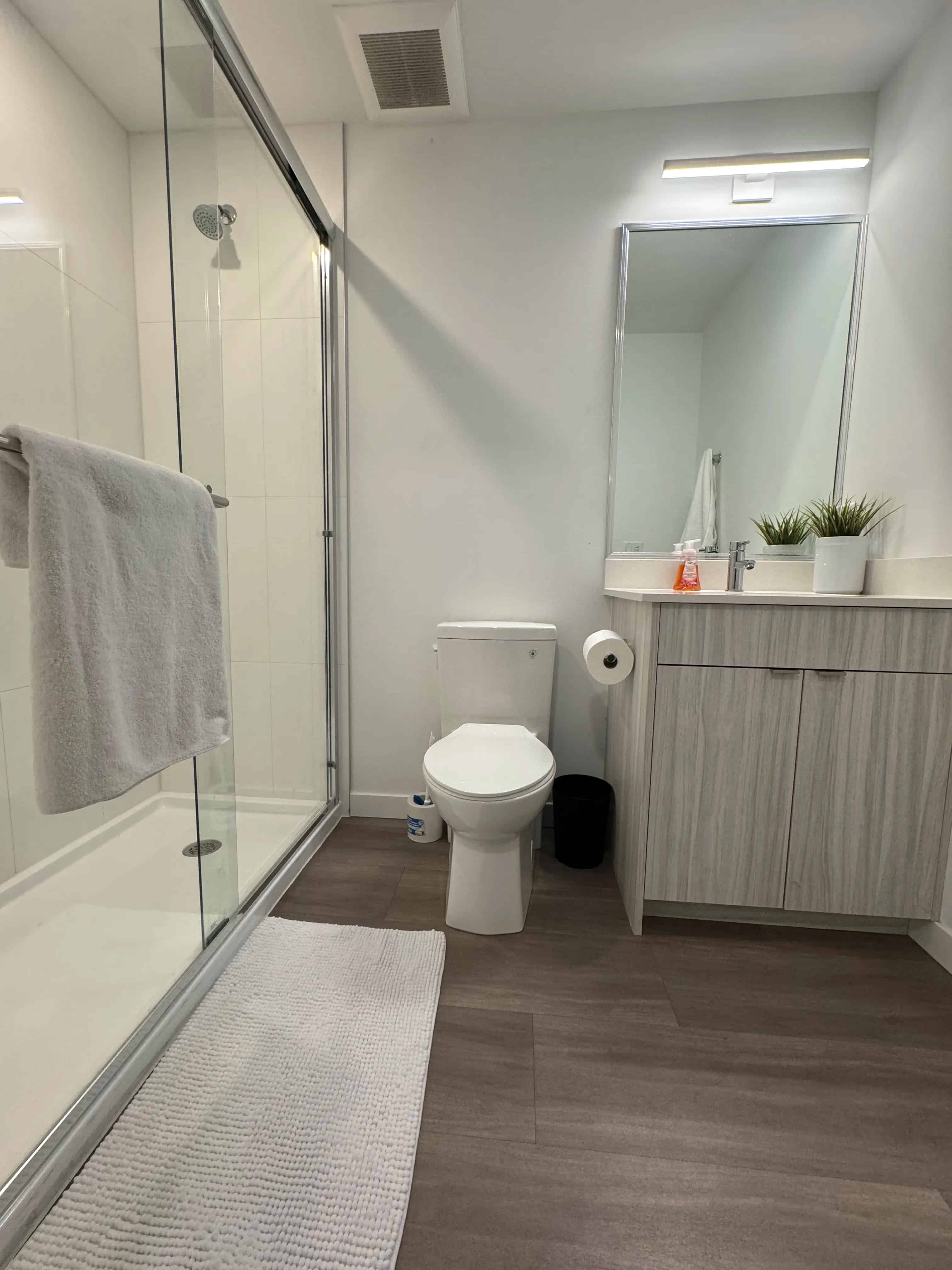 Bedroom?w=400&h=260&fit=crop&q=40&auto=format&trim=auto