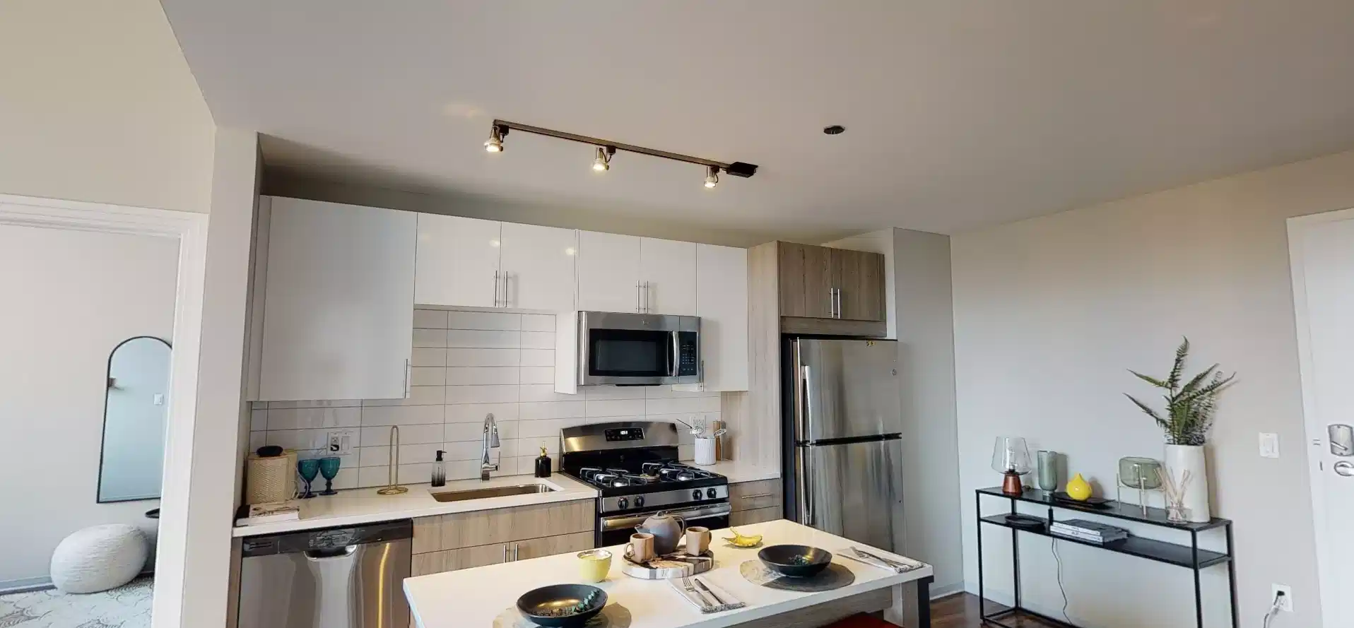 Common Area?w=400&h=260&fit=crop&q=40&auto=format&trim=auto