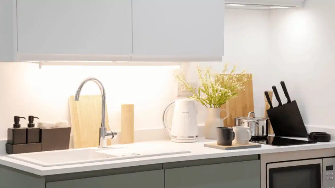 Bedroom?w=400&h=260&fit=crop&q=40&auto=format&trim=auto