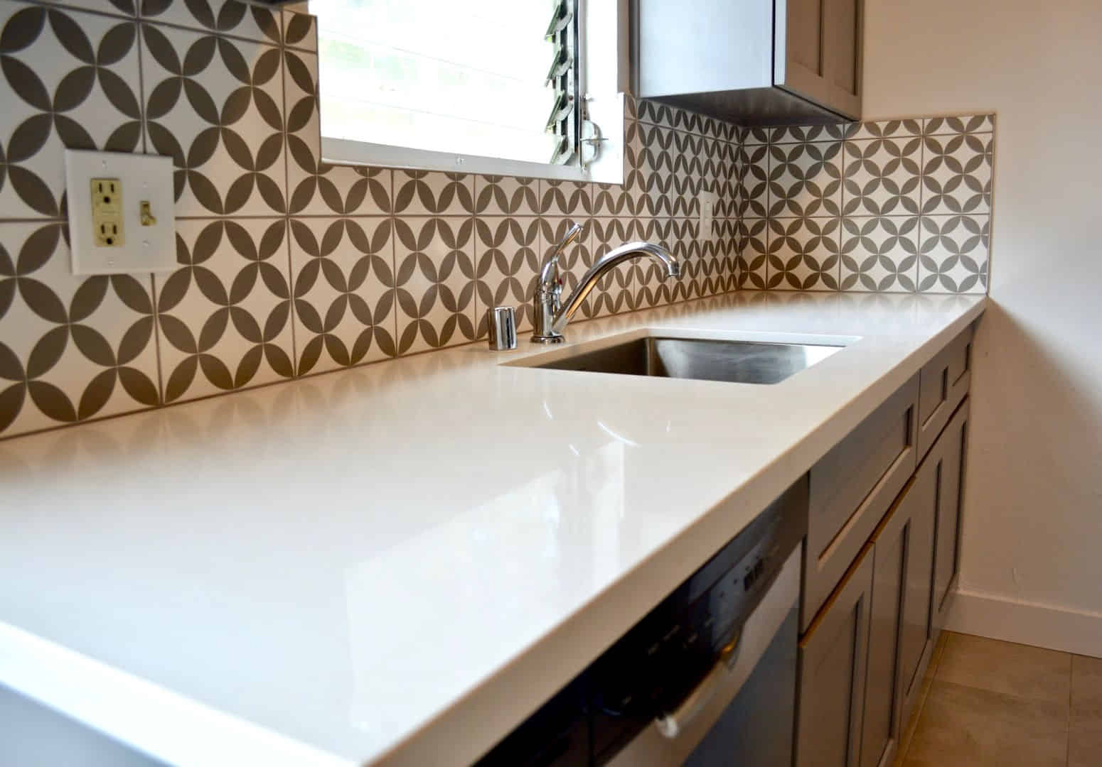 Exterior?w=400&h=260&fit=crop&q=40&auto=format&trim=auto