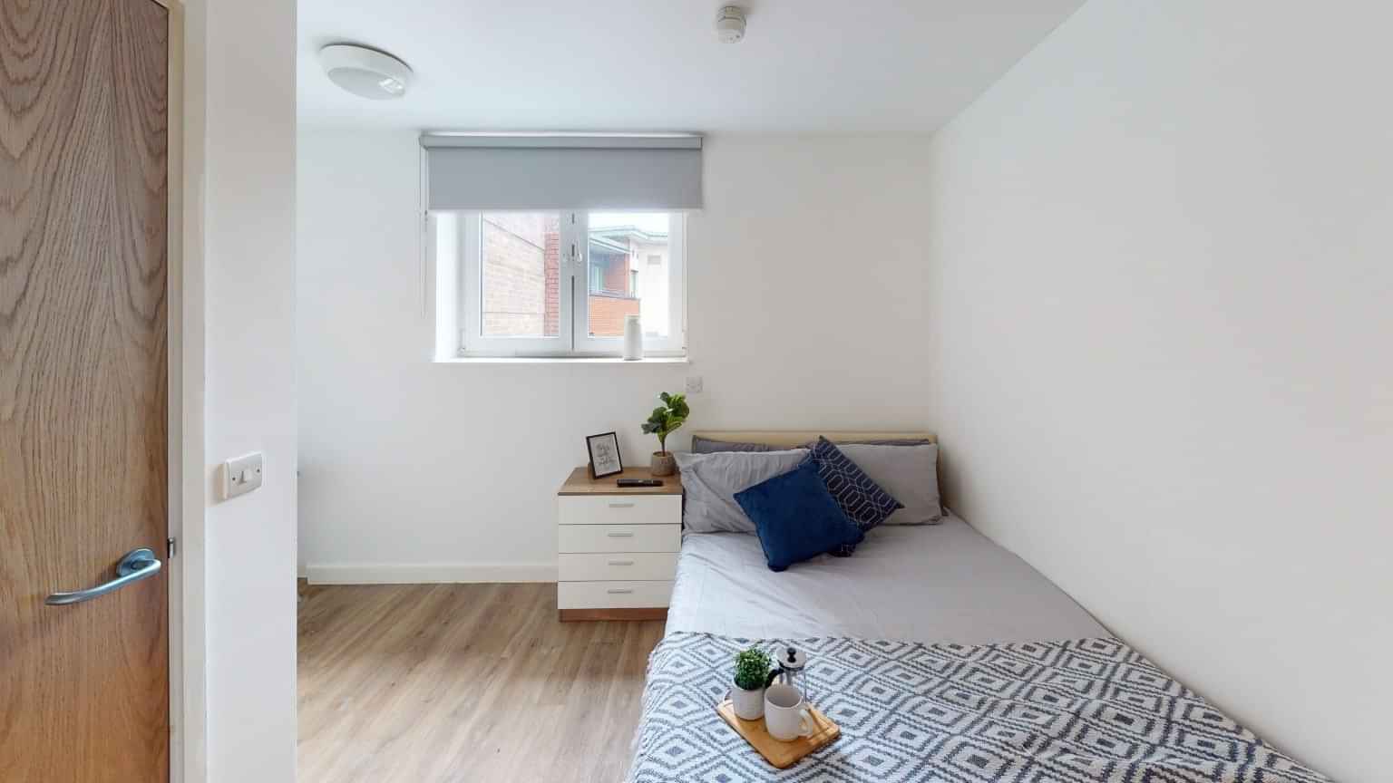 Bedroom?w=400&h=260&fit=crop&q=40&auto=format&trim=auto