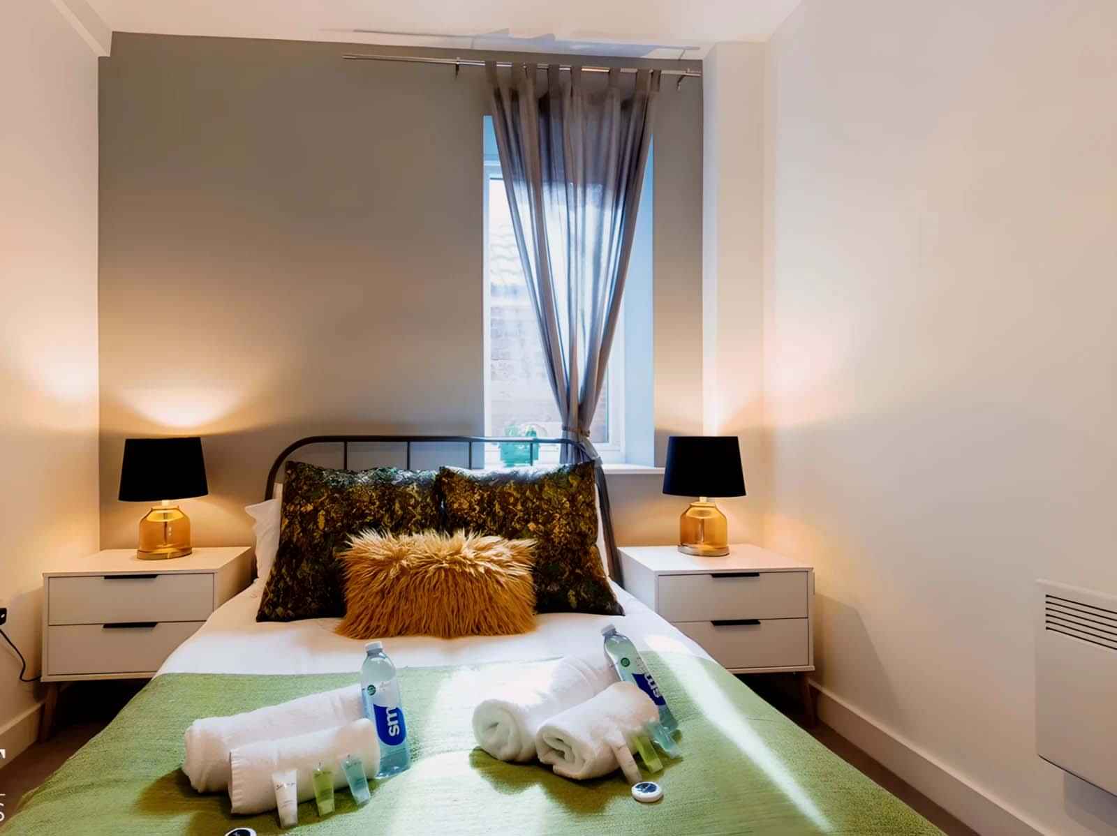 Room?w=400&h=260&fit=crop&q=40&auto=format&trim=auto