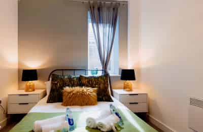 Room?w=400&h=260&fit=crop&q=40&auto=format&trim=auto