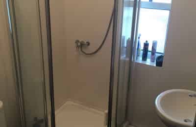 5 Bedrooms 2 Bathrooms Apartment - Bathroom?w=400&h=260&fit=crop&q=40&auto=format&trim=auto