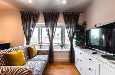 Bedroom?w=400&h=260&fit=crop&q=40&auto=format&trim=auto