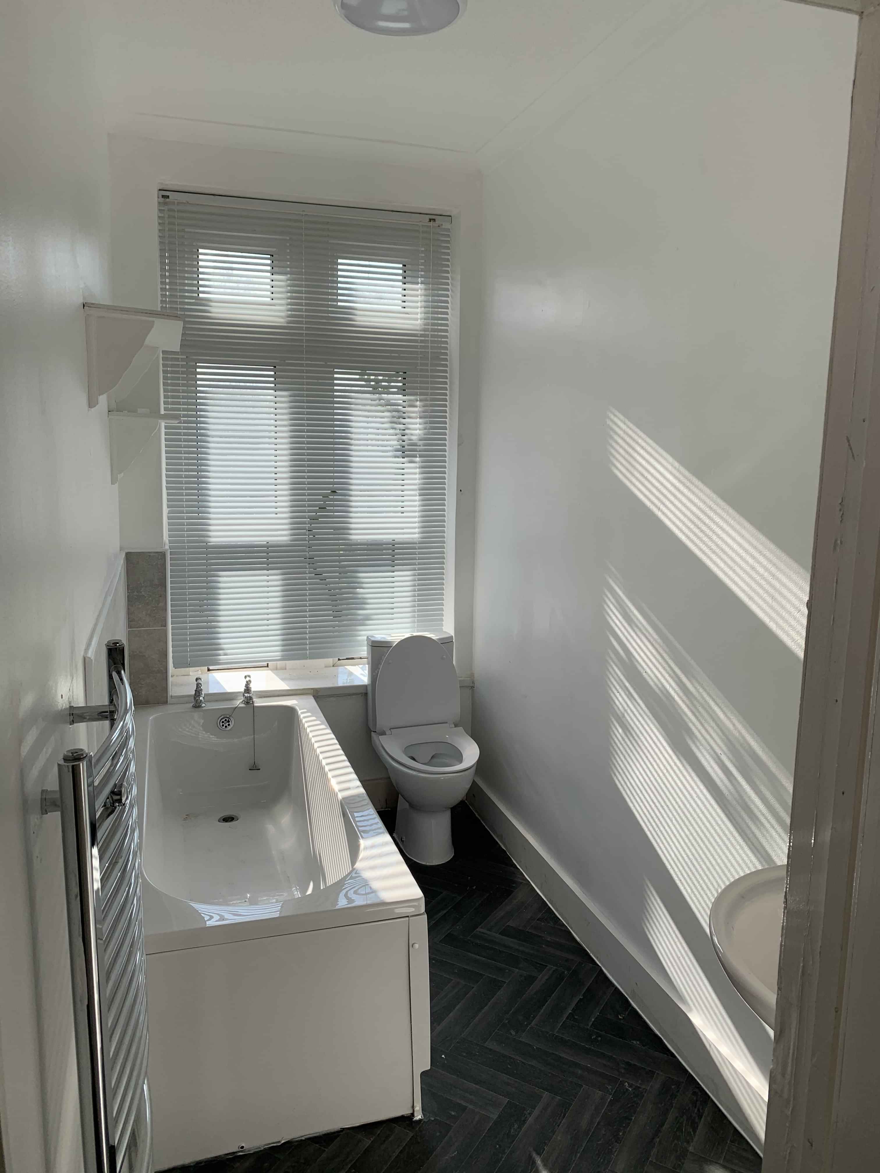 5 Bedroom Apartment, 180 Downend Rd, Downend, Bristol BS16 5EB - Bristol, England, United Kingdom - 6 Bedroom 2 Bathroom Apartment - Bathroom