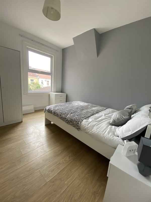 Room in a 5 Bedroom Apartment, 141 Fishponds Rd, Eastville, Bristol BS5 6PR - Bristol, England, United Kingdom - 3 Bedroom Apartment - Bedroom