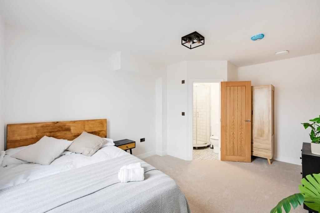 6 Bedroom Apartment - Kitchen?w=400&h=260&fit=crop&q=40&auto=format&trim=auto