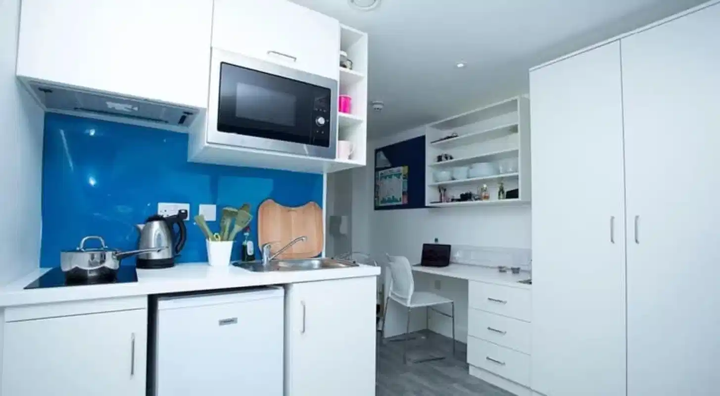 Amenities?w=400&h=260&fit=crop&q=40&auto=format&trim=auto