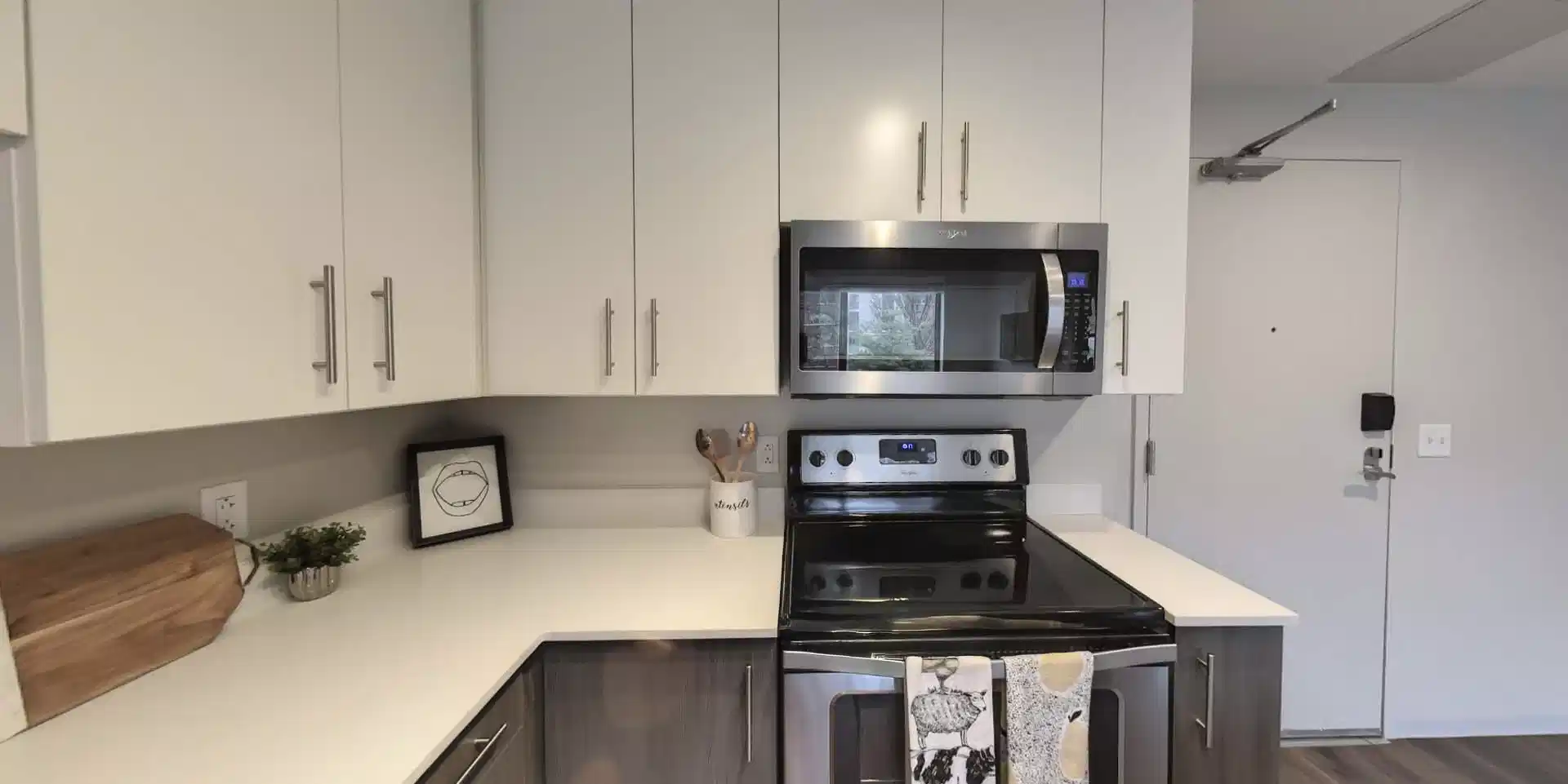 Exterior?w=400&h=260&fit=crop&q=40&auto=format&trim=auto