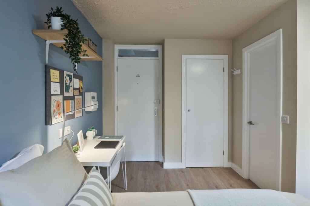 Exterior?w=400&h=260&fit=crop&q=40&auto=format&trim=auto