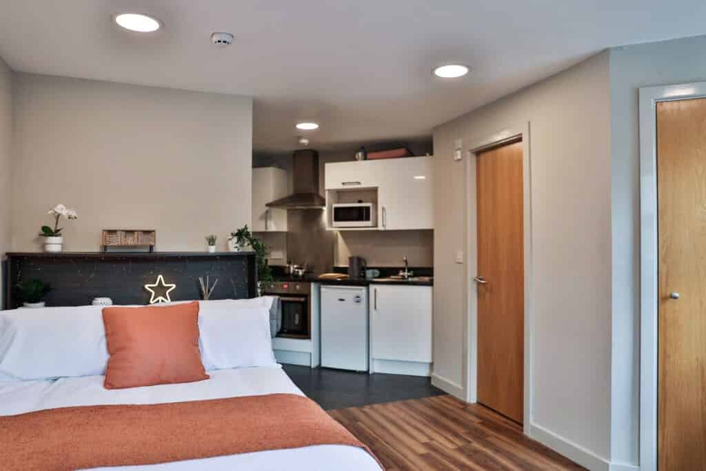 Exterior?w=400&h=260&fit=crop&q=40&auto=format&trim=auto