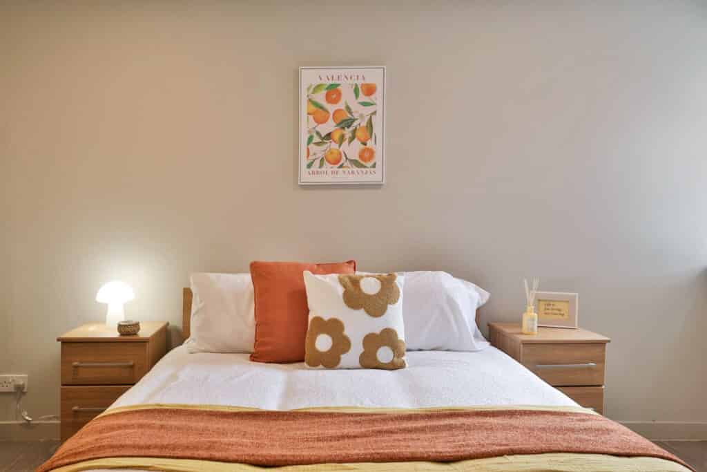 Exterior?w=400&h=260&fit=crop&q=40&auto=format&trim=auto