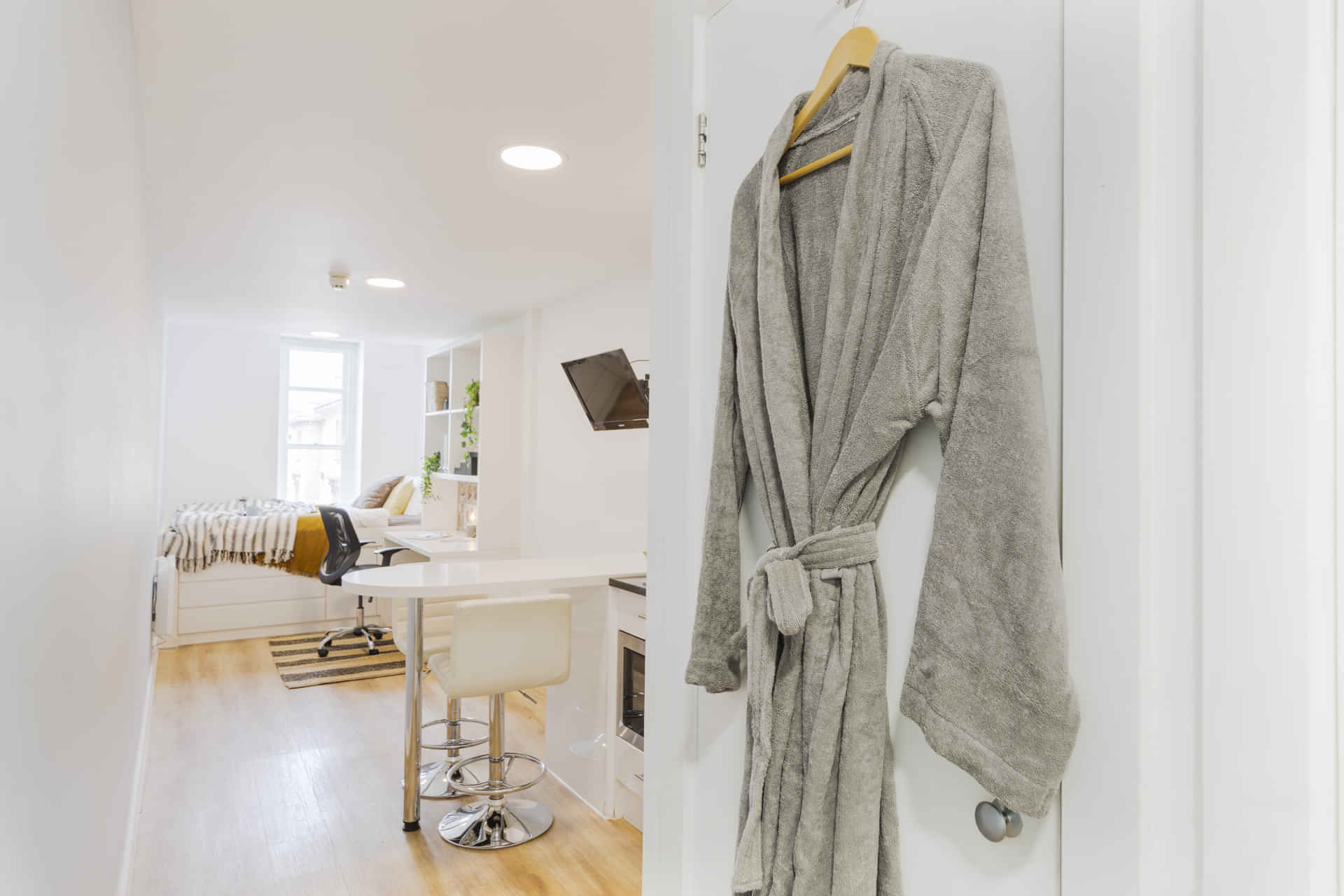 Common Area?w=400&h=260&fit=crop&q=40&auto=format&trim=auto