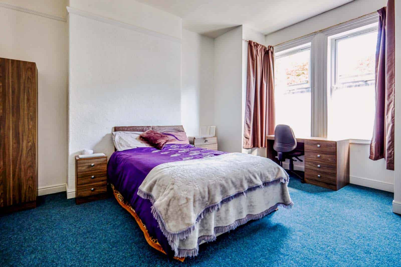 Exterior?w=400&h=260&fit=crop&q=40&auto=format&trim=auto