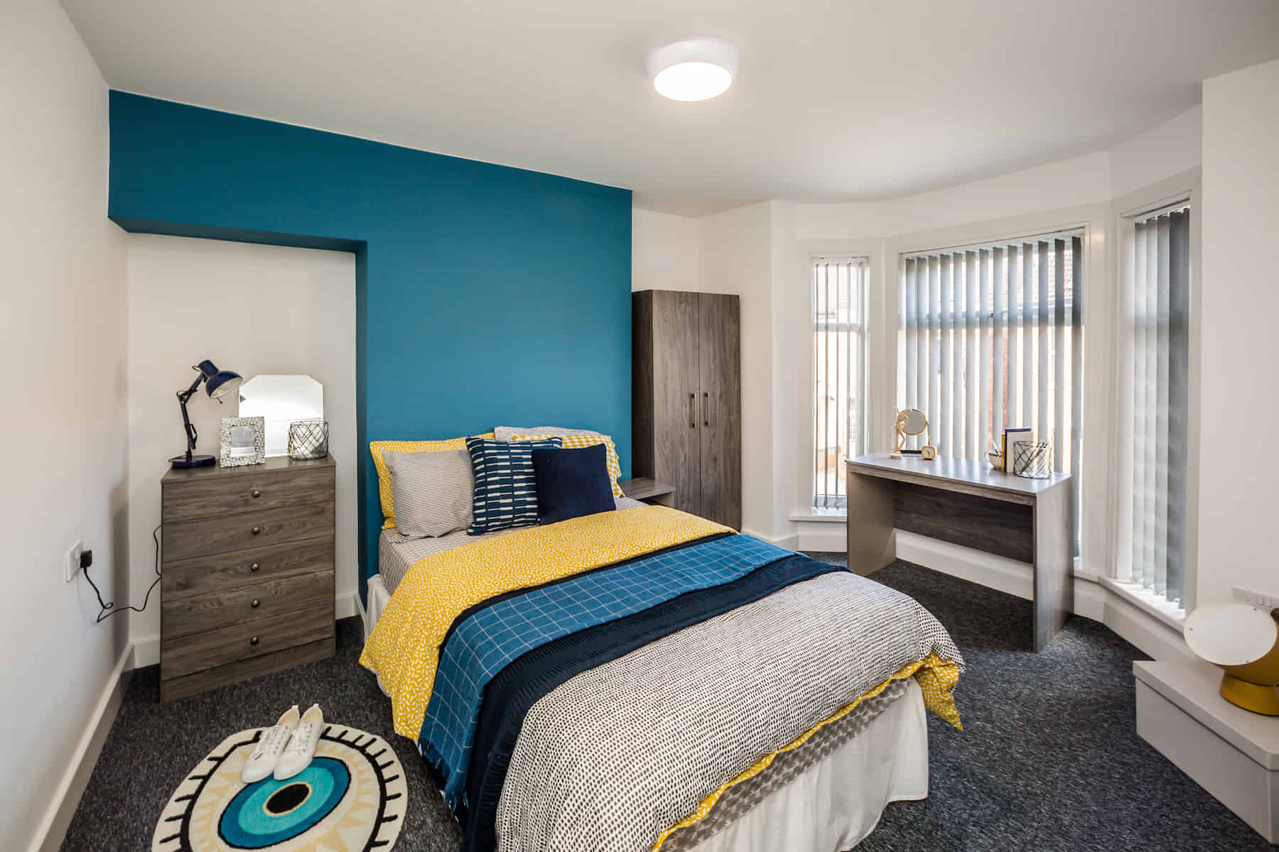 Exterior?w=400&h=260&fit=crop&q=40&auto=format&trim=auto