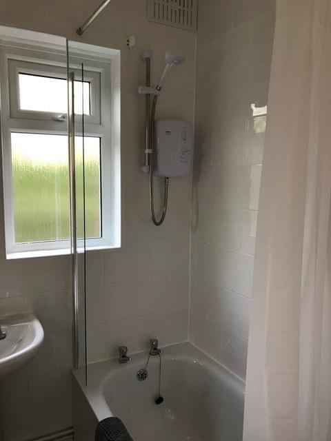 Exterior?w=400&h=260&fit=crop&q=40&auto=format&trim=auto