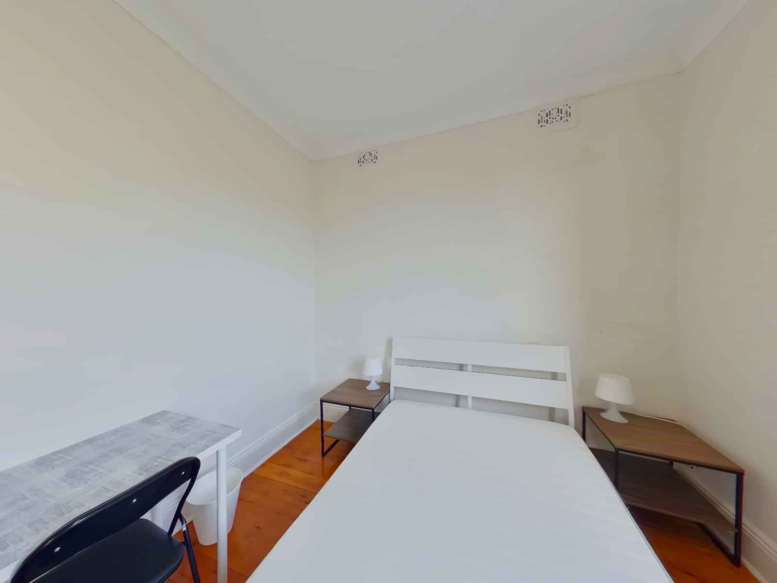 Exterior?w=400&h=260&fit=crop&q=40&auto=format&trim=auto