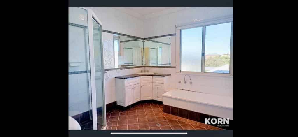 Room in a 6 Bedroom Apartment, 4A Pearson Street, Thebarton, City of West Torrens, Adelaide 5031 (Room 6) - Adelaide, South Australia, Australia - Room 1 - Bathroom