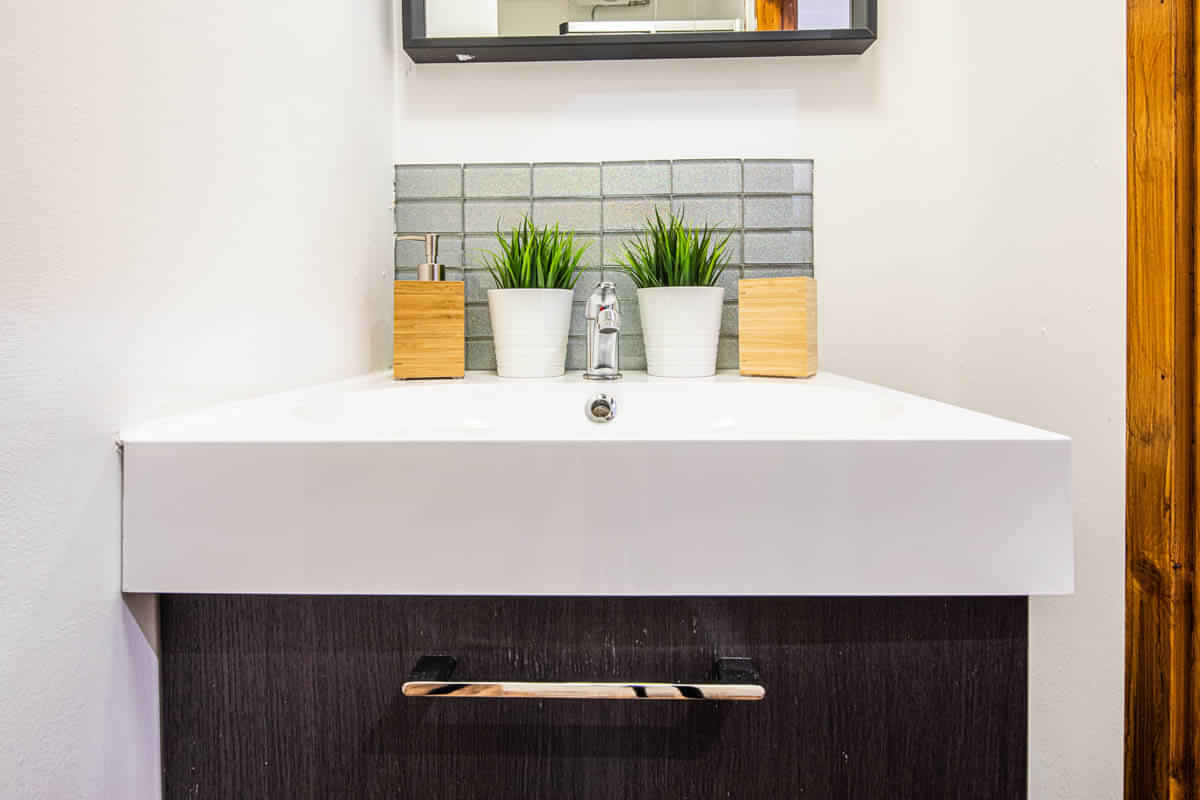 Exterior?w=400&h=260&fit=crop&q=40&auto=format&trim=auto