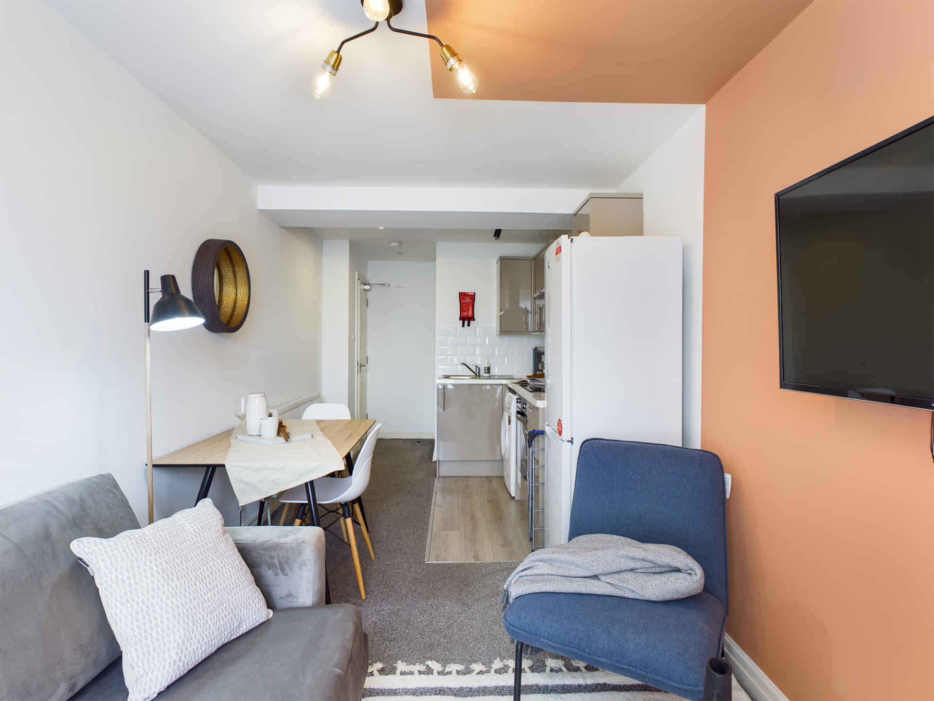 Room 1 - Bathroom?w=400&h=260&fit=crop&q=40&auto=format&trim=auto