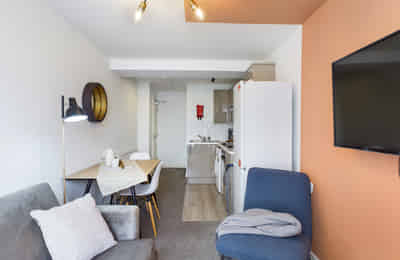 Room 1 - Bathroom?w=400&h=260&fit=crop&q=40&auto=format&trim=auto